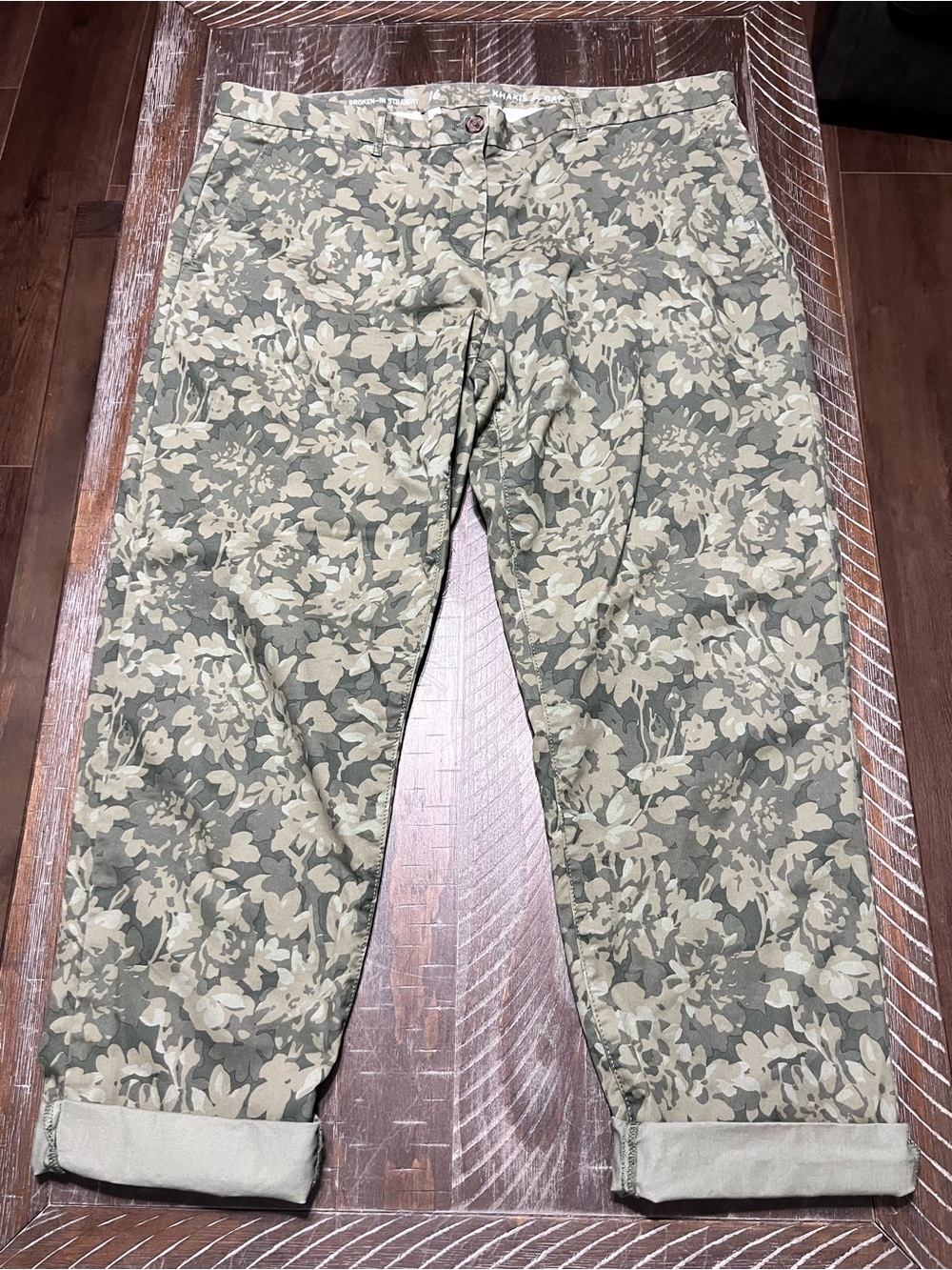 Gap Broken-In Straight Ladies Khakis With Green Floral Camouflage Print Size 16